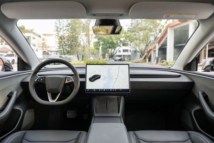 Tesla Model 3 2024 immagine di auto #9