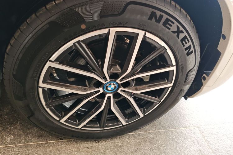 BMW iX1 2025 car image #9