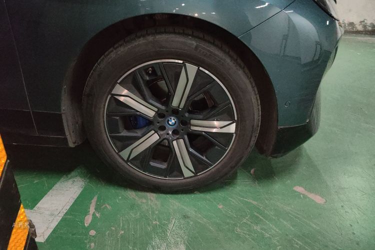 BMW iX 2024 car image #9