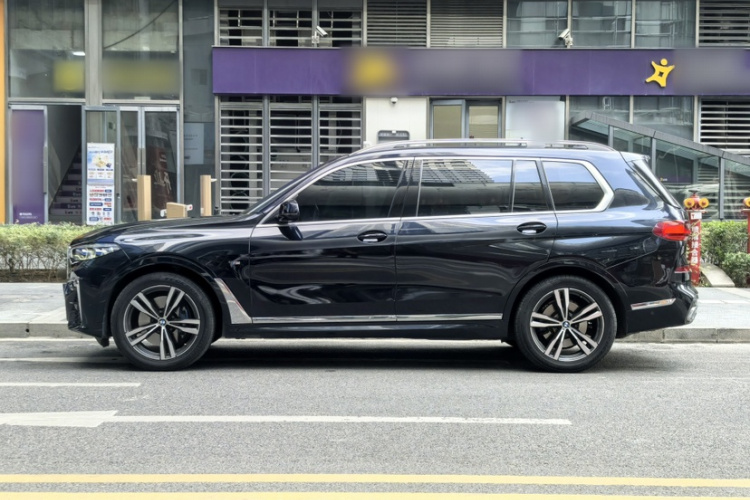 BMW X7 2020 car image #9