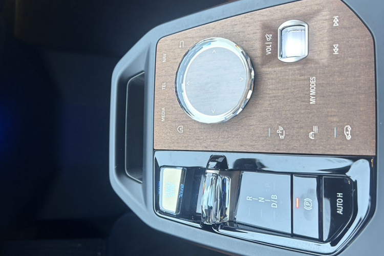 BMW iX 2024 car image #9