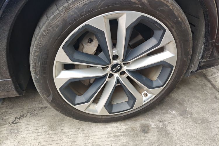 Audi Q7 2020 car image #9