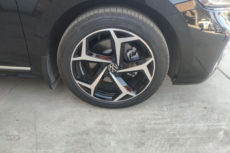 Volkswagen Passat 2025 immagine di auto #9