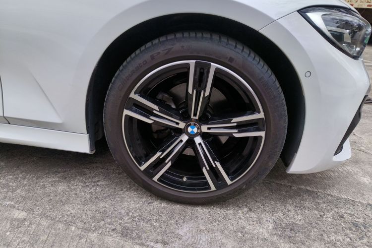 BMW 3 Series 2021 car image #9