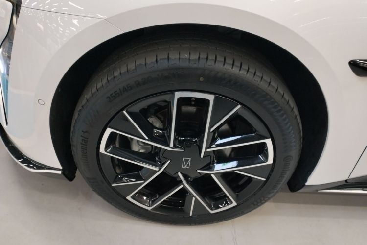 Avatr 06 2025 car image #9