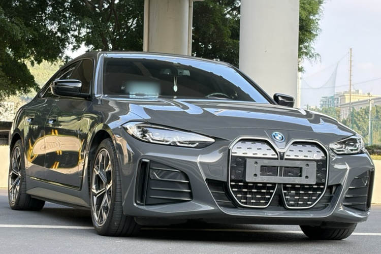 BMW i4 2022 car image #9