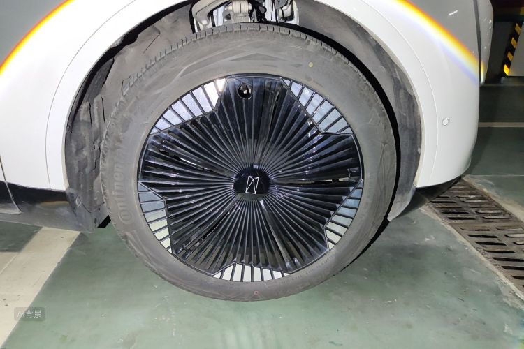 Avatr 11 2024 car image #9