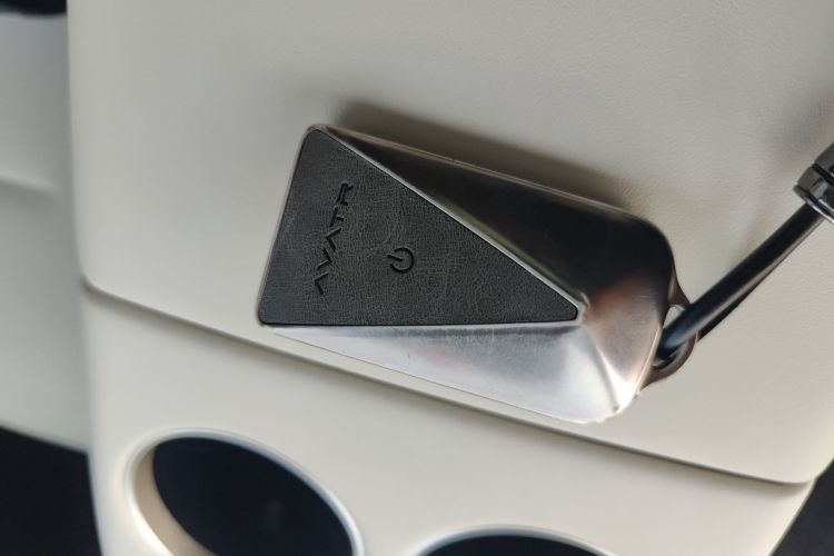 Avatr 06 2025 car image #9