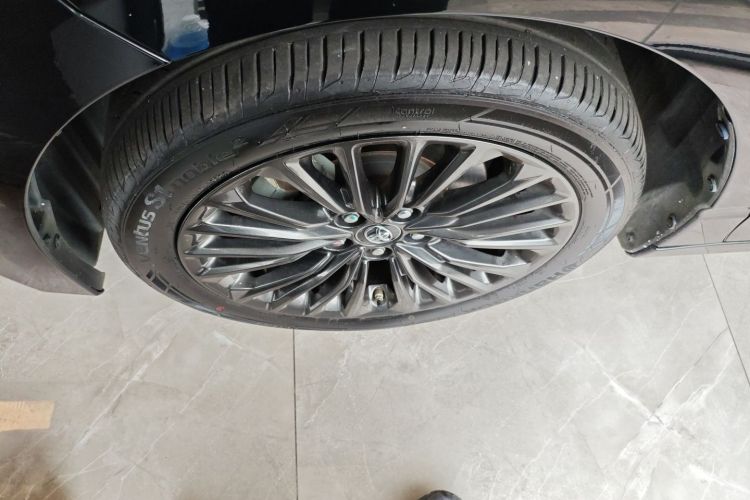 Toyota Avalon 2023 car image #9