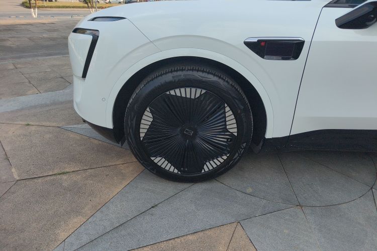 Avatr 11 2024 car image #9