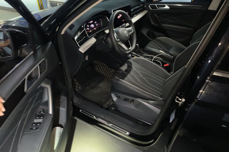 Volkswagen Tiguan L 2024 car image #9