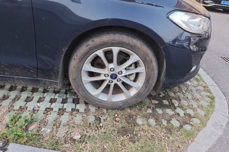 Ford Mondeo 2021 car image #9