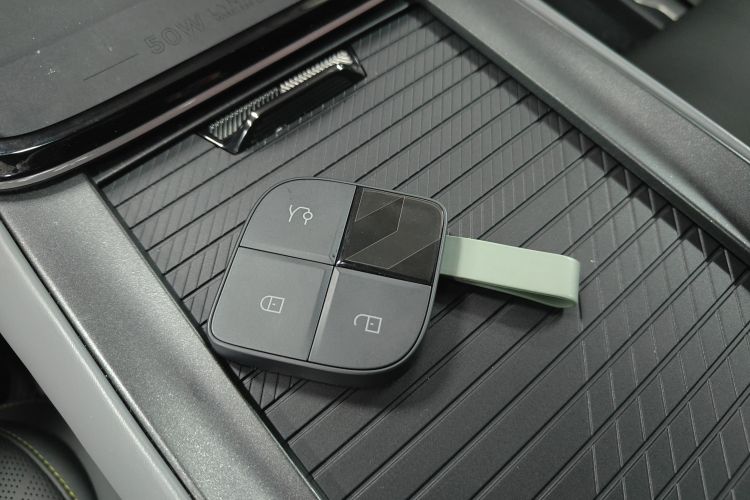 Lynk & Co 08 EM-P 2024 car image #9