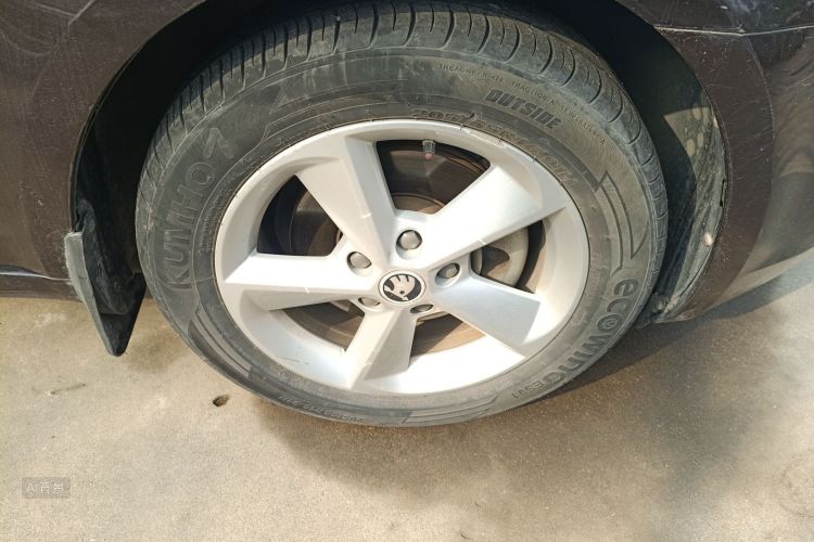 Skoda Octavia 2015 car image #9