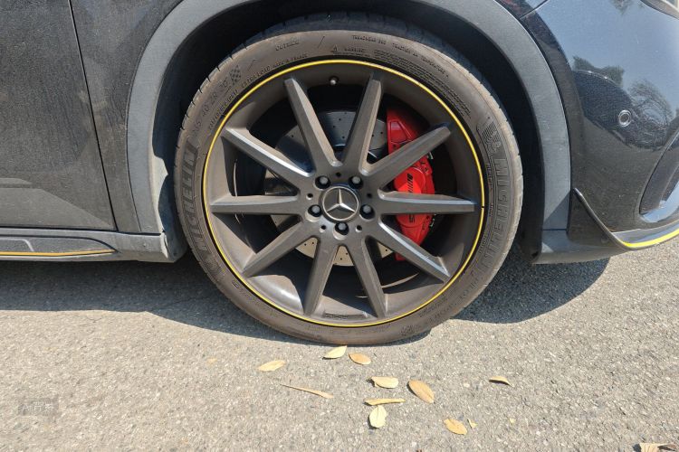 Mercedes-Benz GLA AMG 2018 immagine di auto #9