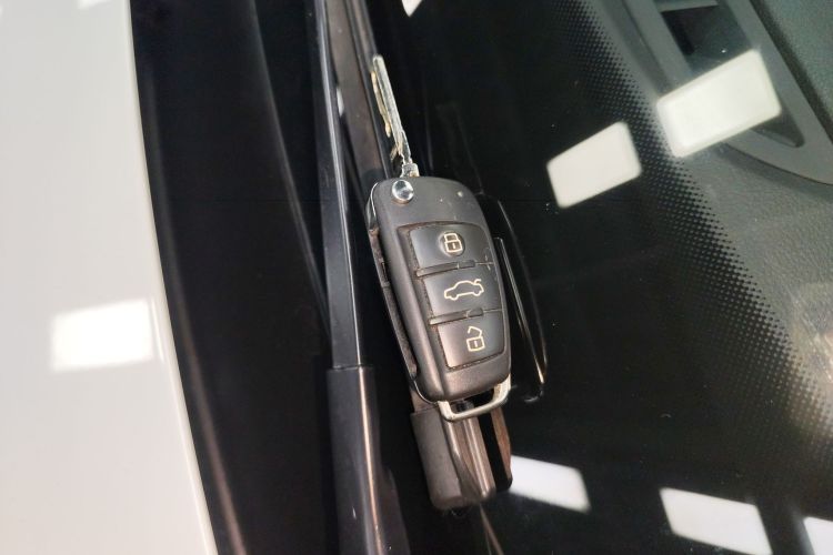 Audi Q3 2015 car image #9