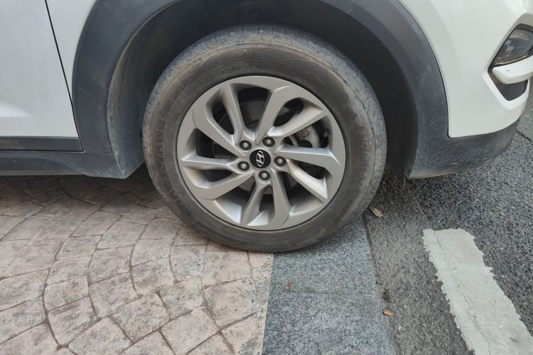 Hyundai Tucson 2016 immagine di auto #9