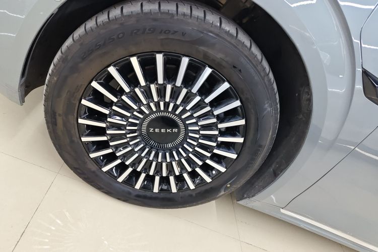 Zeekr 009 2025 car image #9