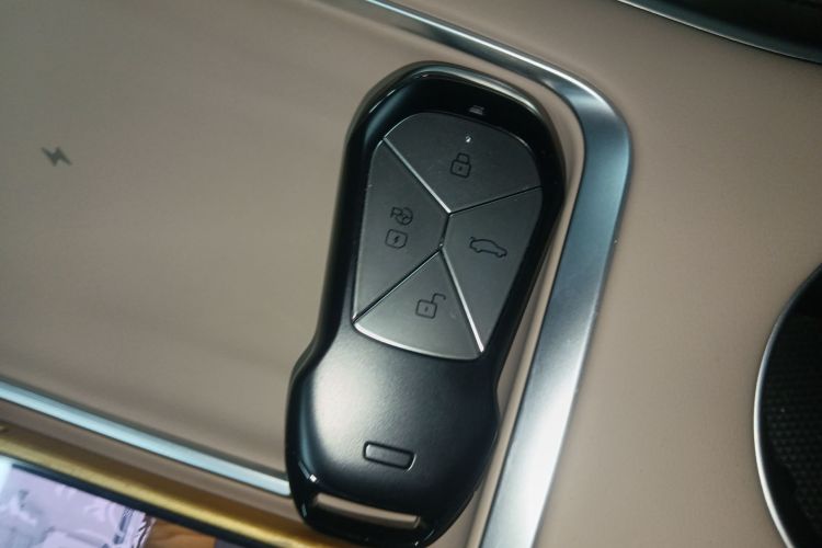 Xpeng G9 2025 car image #9