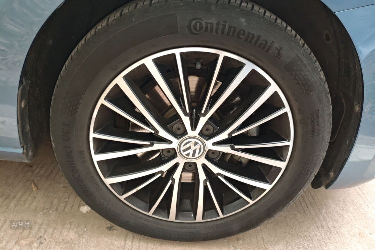 Volkswagen Touran 2018 car image #9