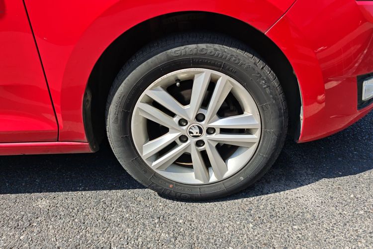 Skoda Rapid Spaceback 2015 immagine di auto #9