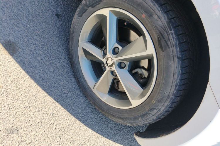 Skoda Octavia 2015 car image #9