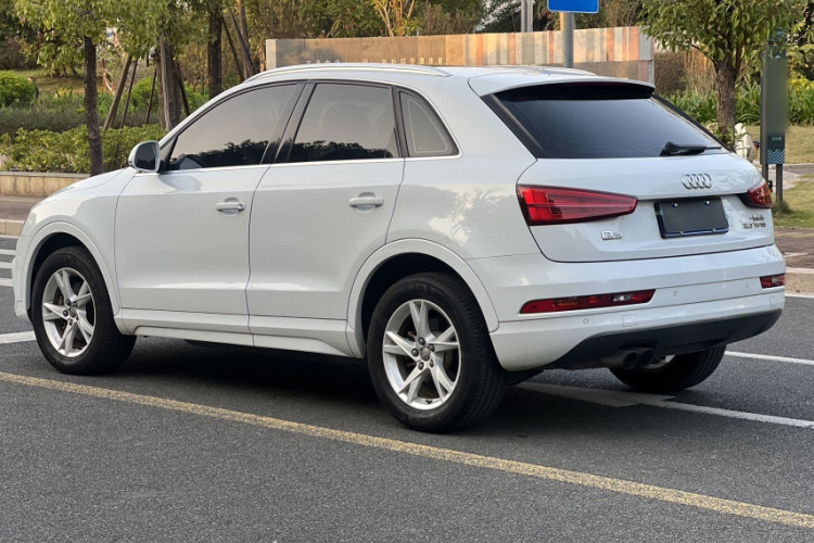 Audi Q3 2017 car image #9