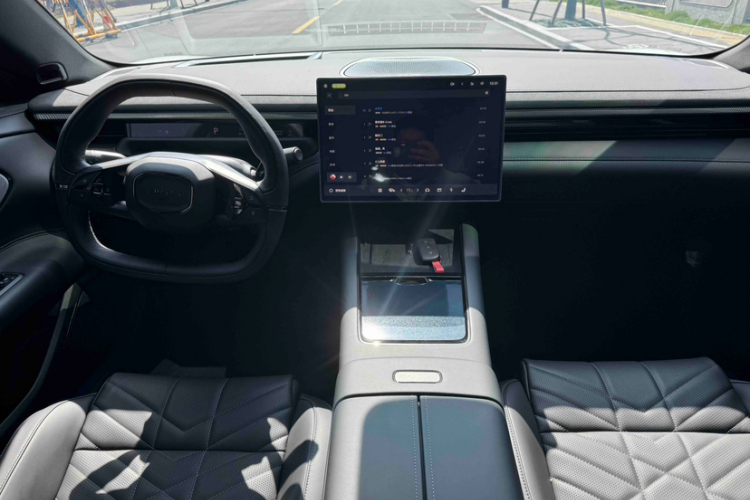 Lynk & Co 10 EM-P 2025 car image #9