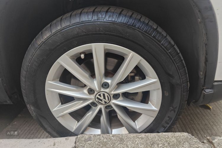 Volkswagen Tiguan 2015 car image #9