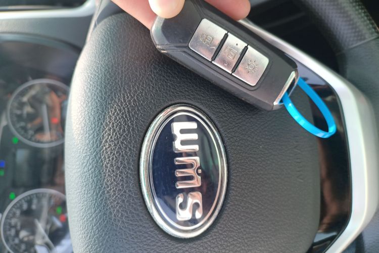 SWM X7 2020 car image #9