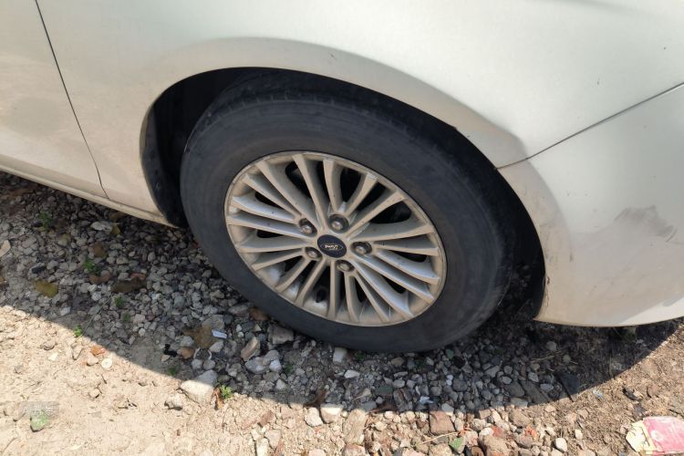 Ford Escort 2016 car image #9