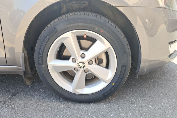 Skoda Octavia 2014 car image #9