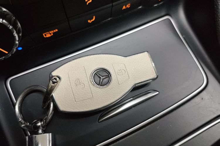 Mercedes-Benz GLA Class 2018 immagine di auto #9