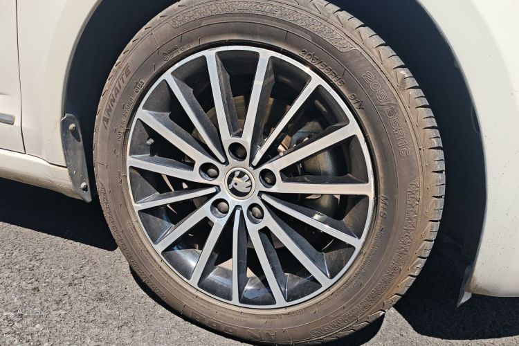 Skoda Octavia 2020 car image #9