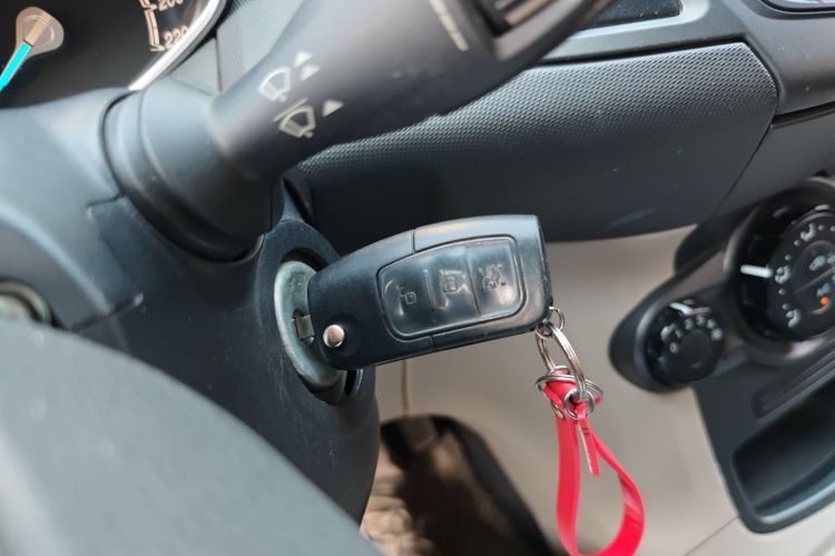 Ford Fiesta 2015 car image #9