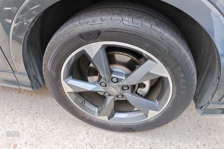 Audi Q3 2019 car image #9
