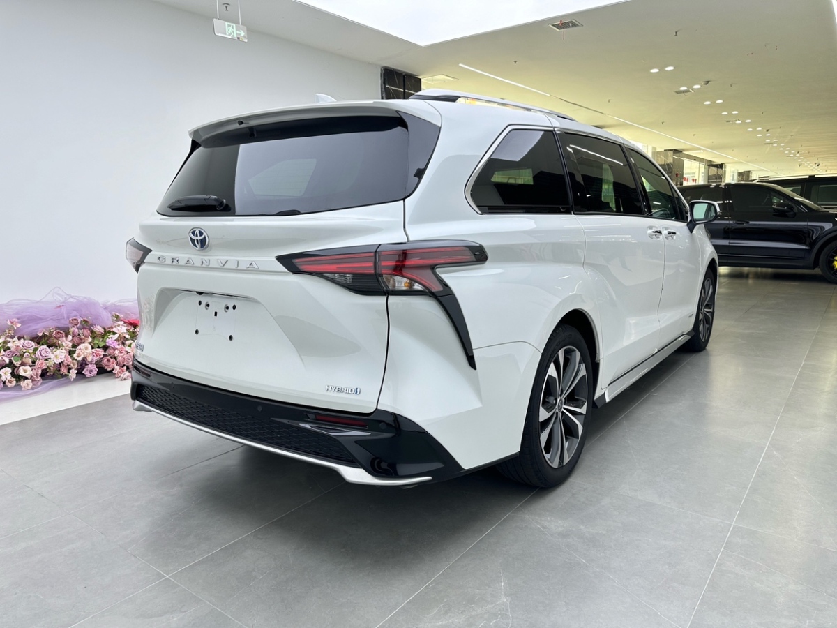 Toyota Granvia 2024 immagine di auto #9