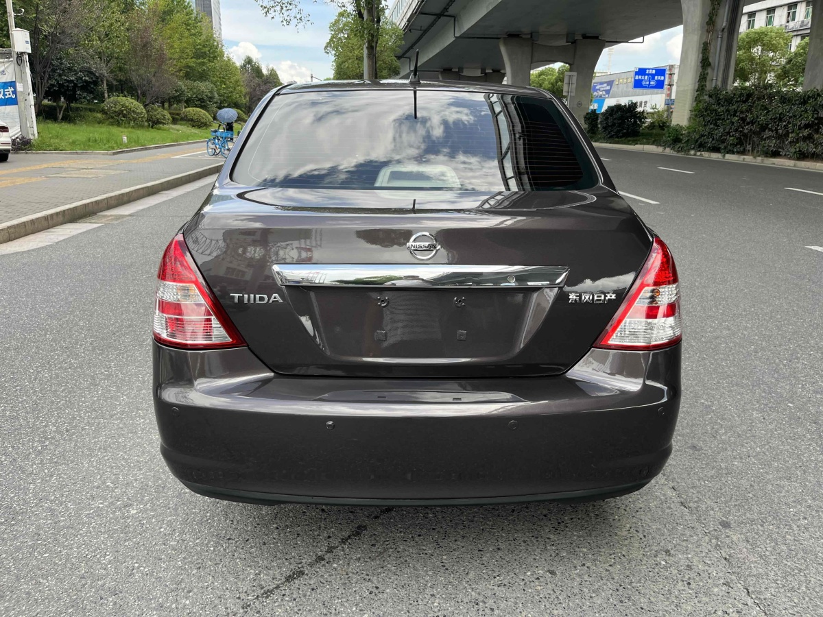 Nissan Tiida Sedan 2010 صورة سيارة #9