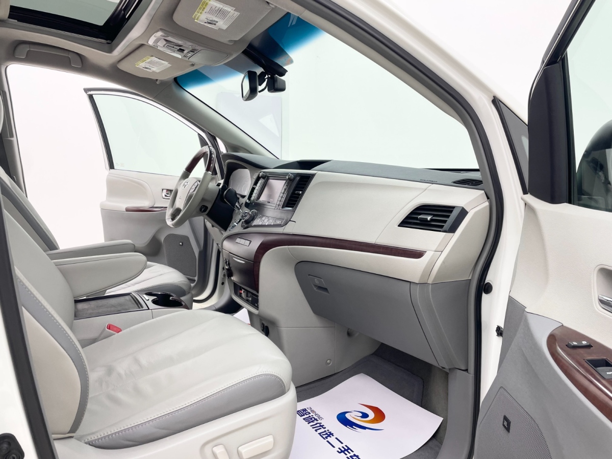 Toyota SIENNA 2010 car image #9