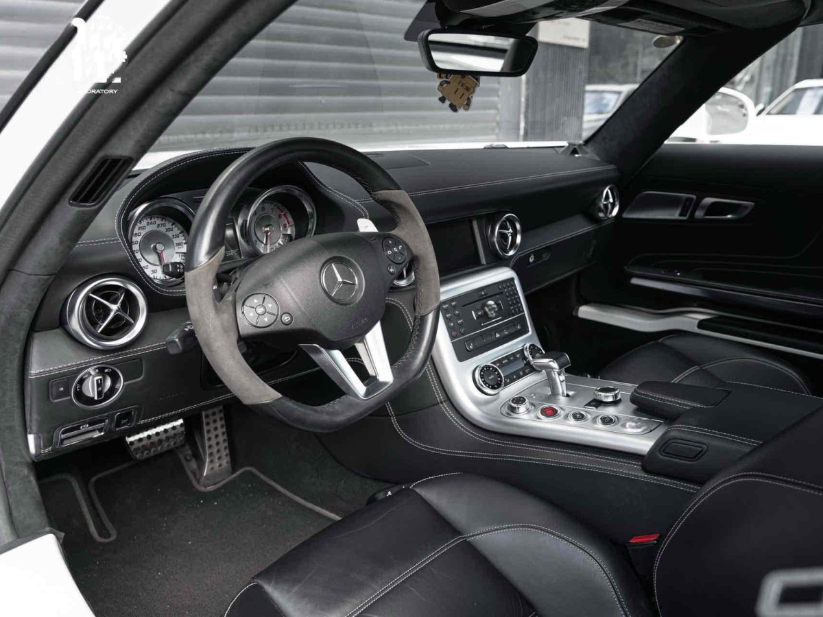 Mercedes-Benz SLS AMG 2011 изображение автомобиля #9