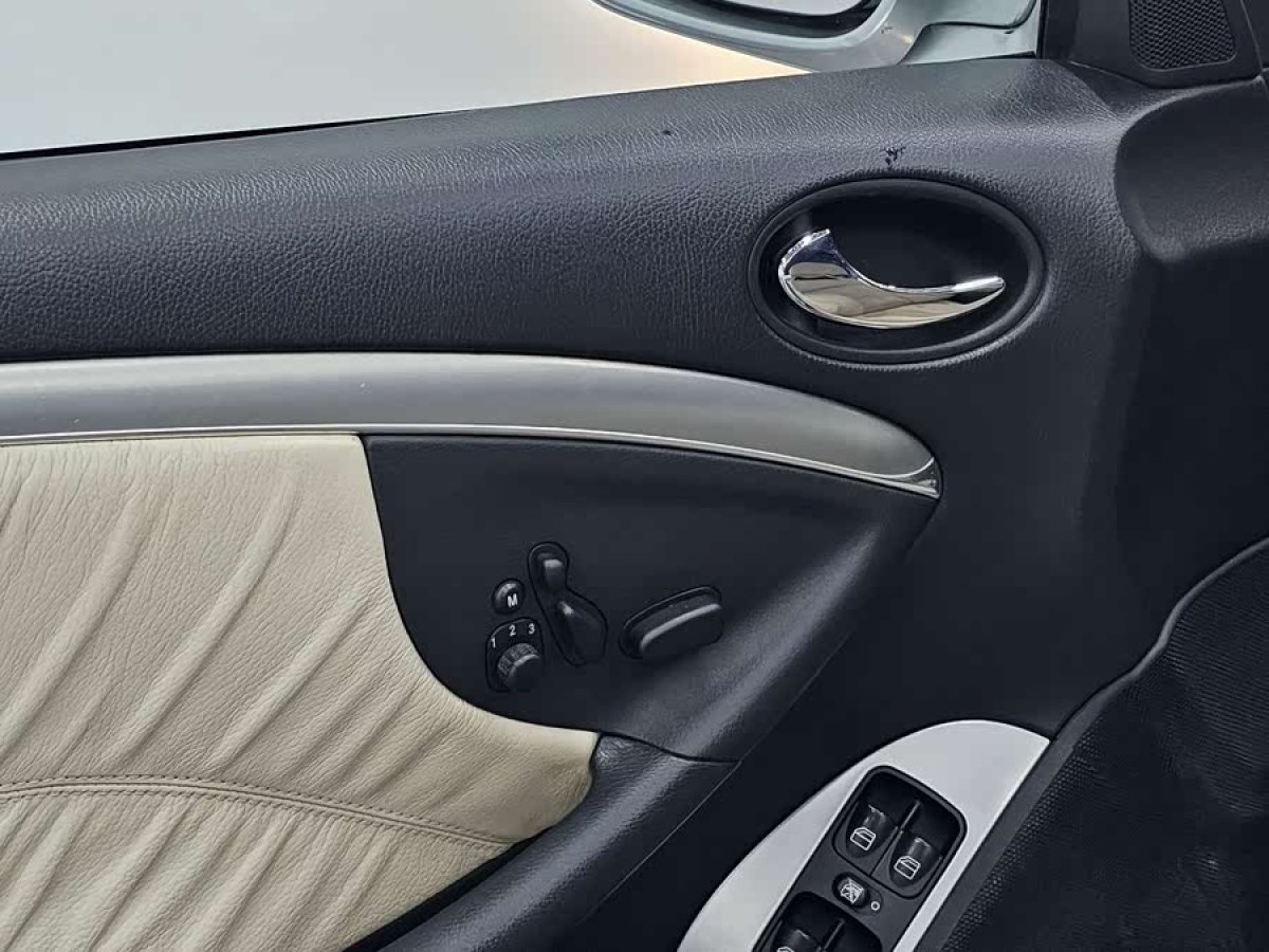 Mercedes-Benz CLK Class 2008 car image #9