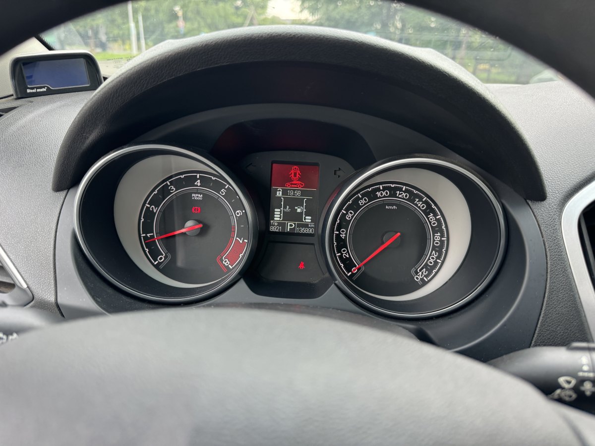 MG GT 2015 car image #9