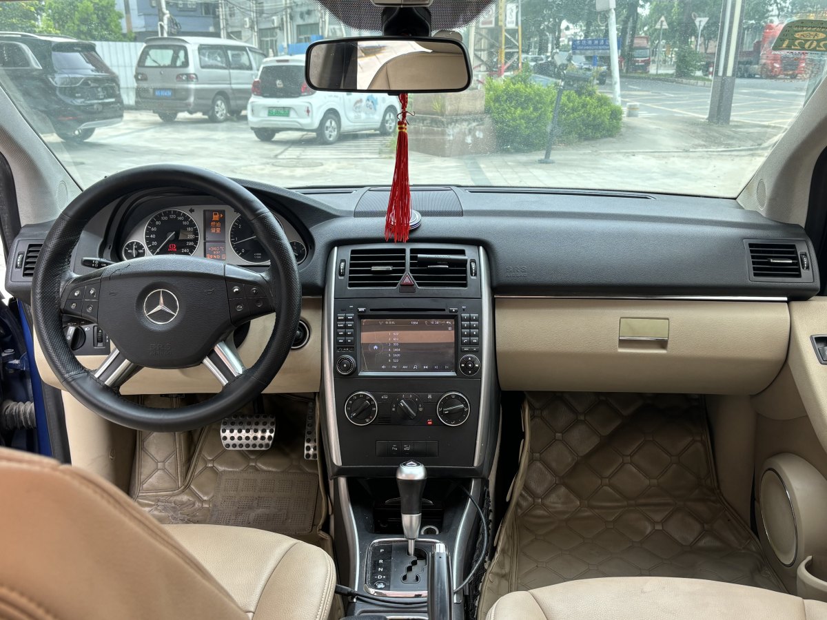 Mercedes-Benz B Class 2010 car image #9