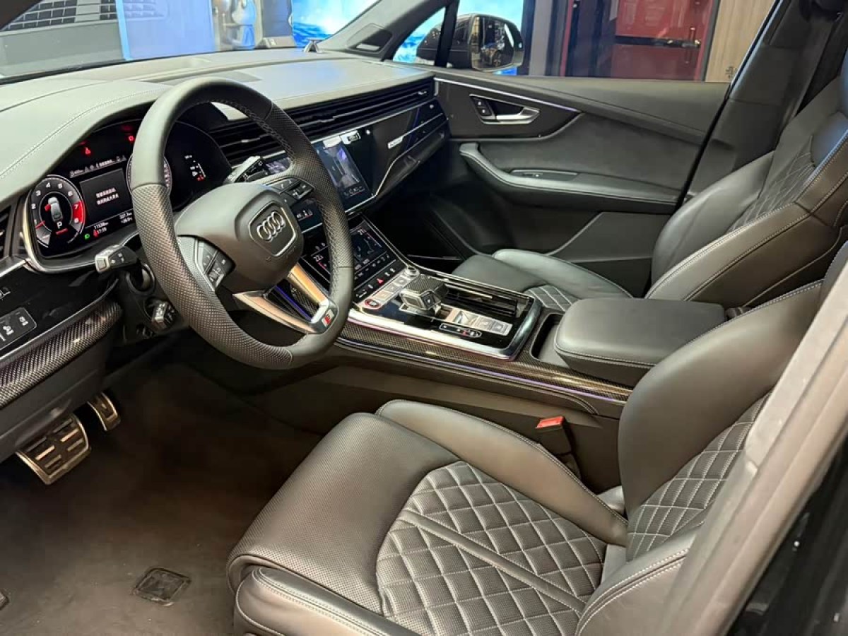 Audi SQ7 2025 car image #9