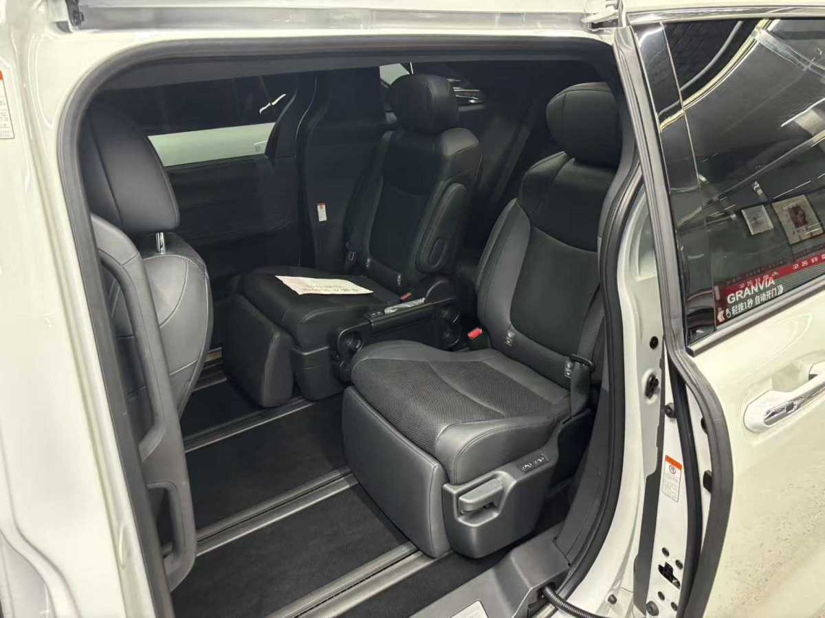 Toyota Sienna 2023 image de voiture #9