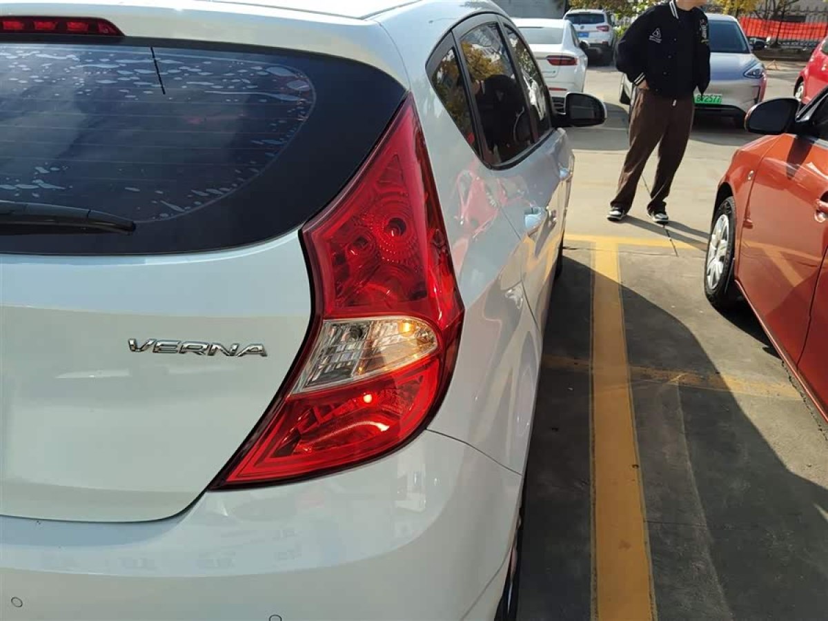 Hyundai Reina Hatchback 2015 imagem de carro #9