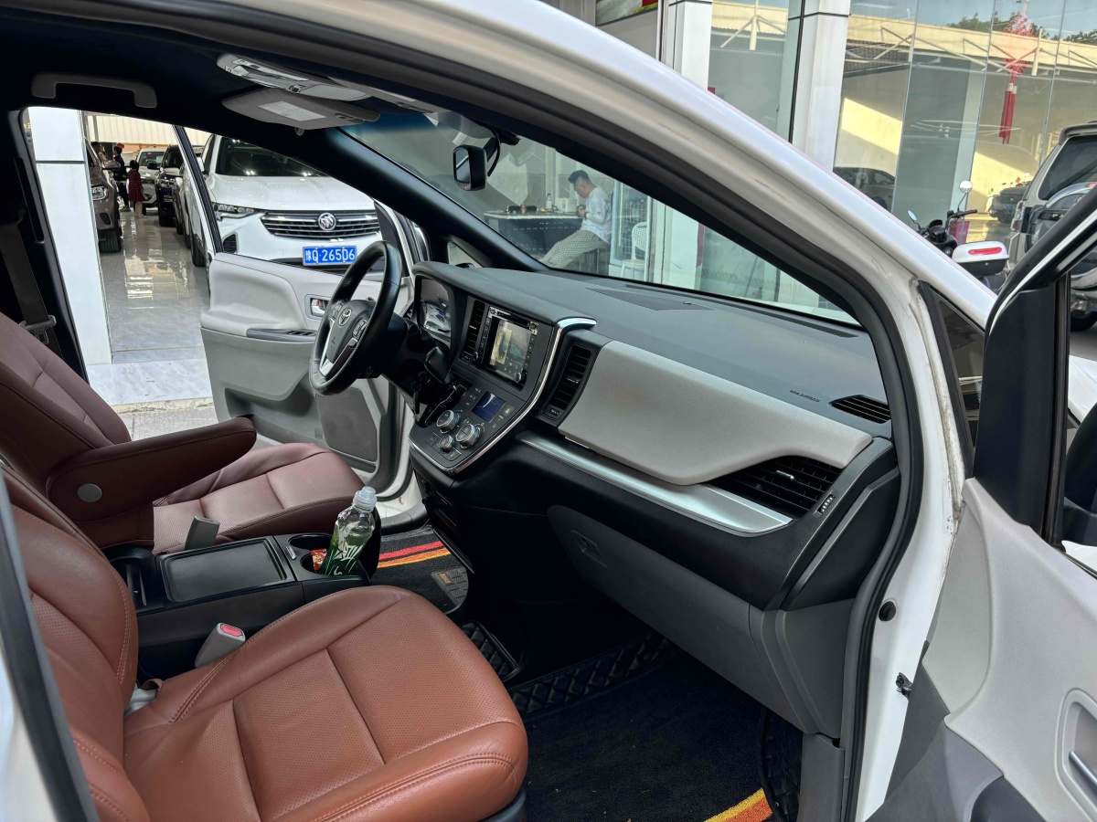 Toyota SIENNA 2015 car image #9
