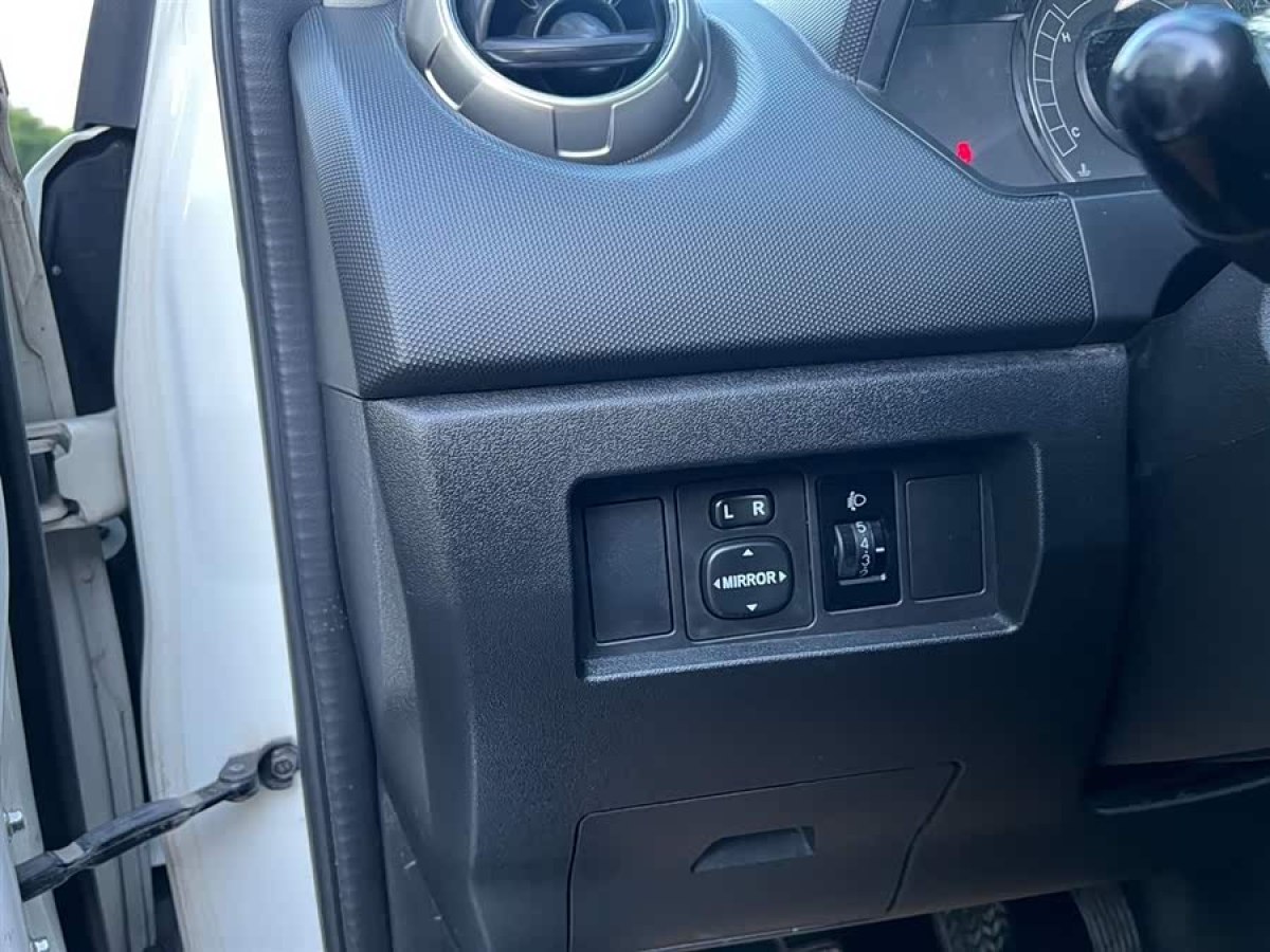 Great Wall M4 2013 صورة سيارة #9