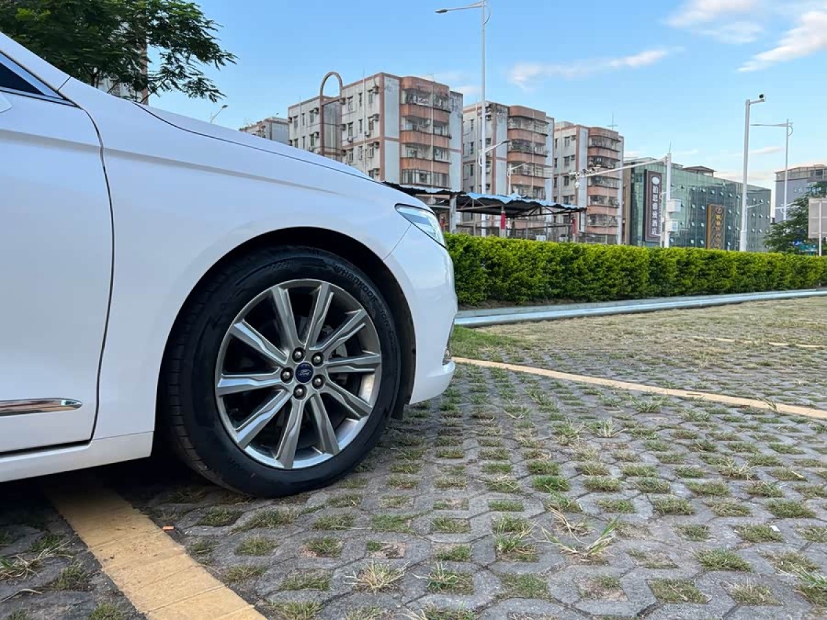 Ford Taurus 2021 car image #9