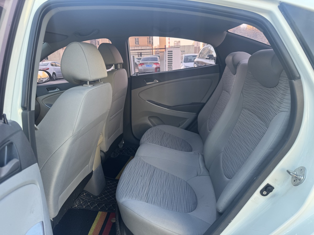 Hyundai Reina 2016 car image #9